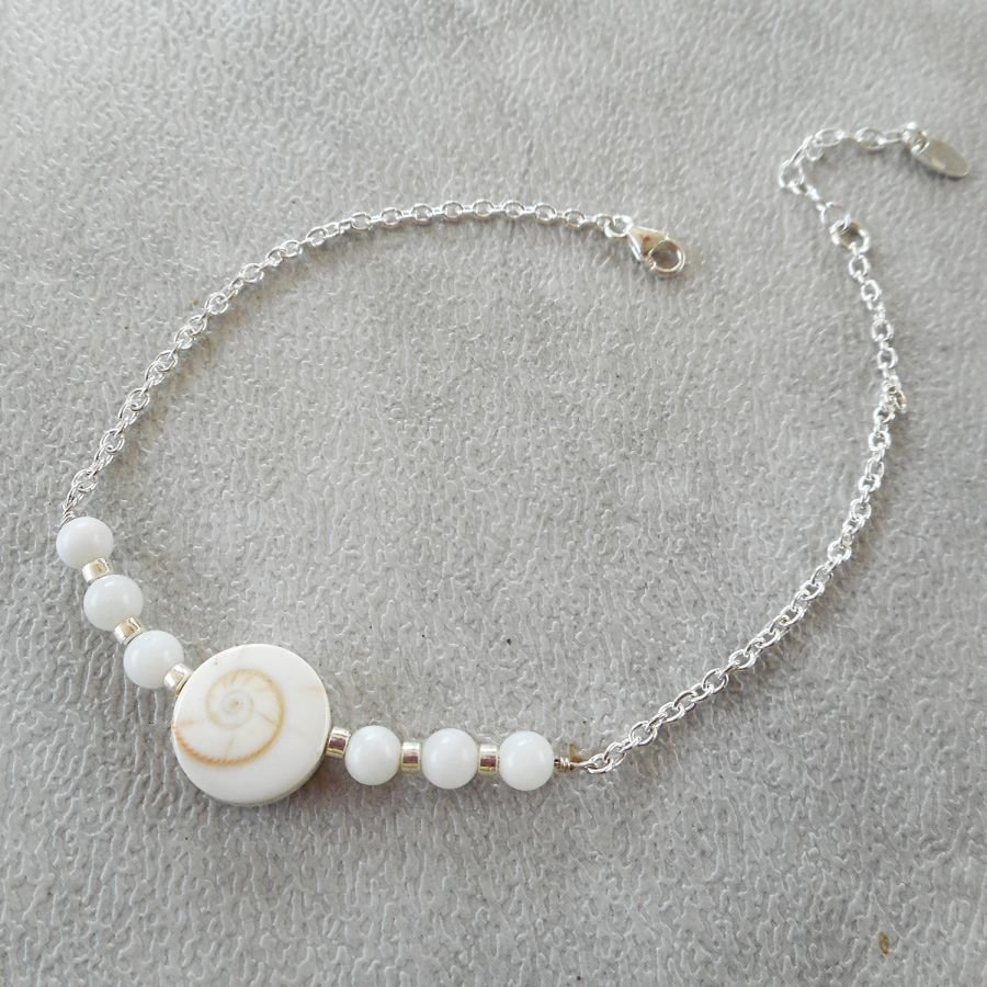 Armband van Lucie's eye en parelmoer kralen aan een 925 zilveren ketting.