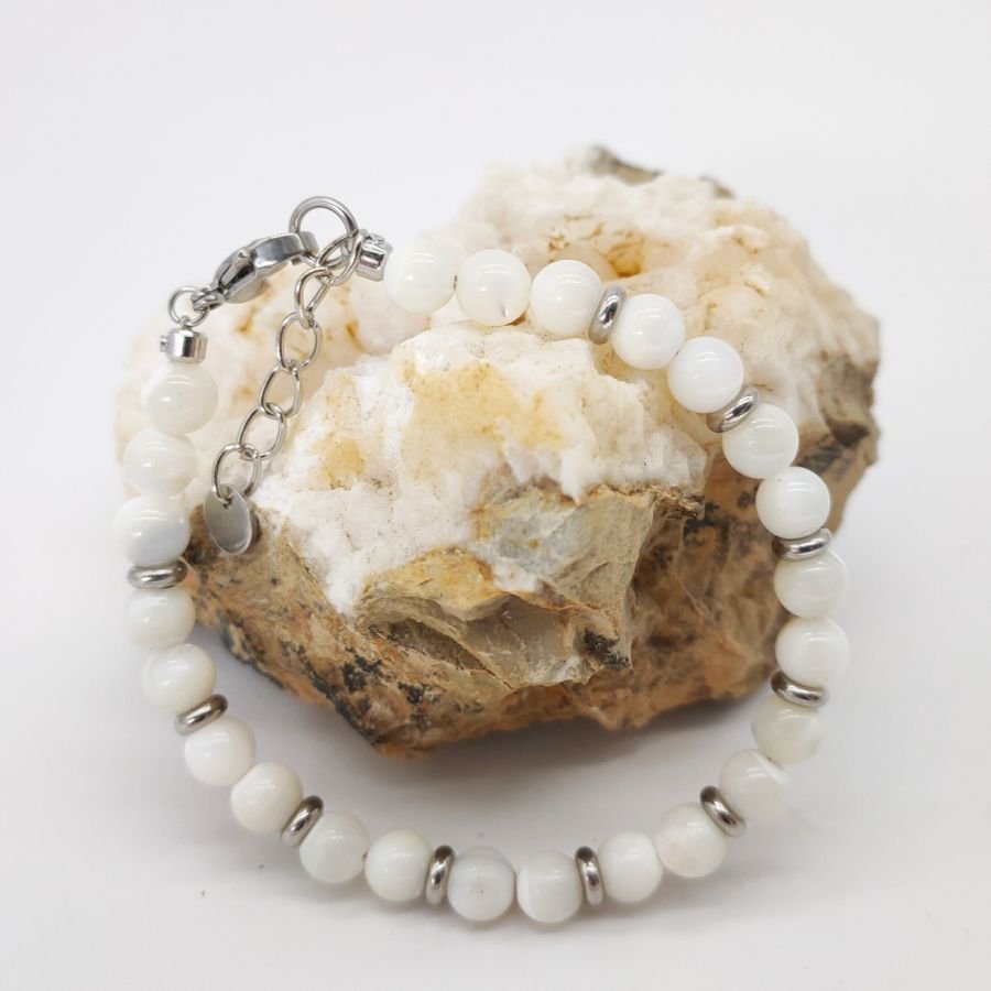 Witte parelmoer en roestvrij stalen armband
