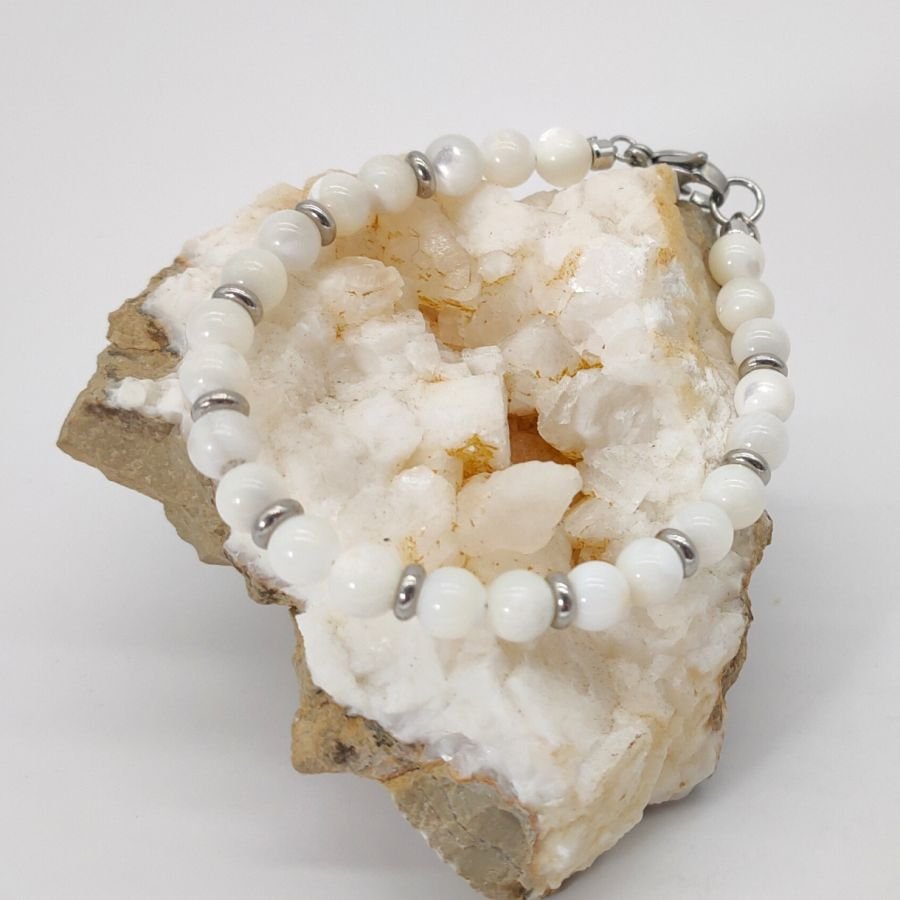 Witte parelmoer en roestvrij stalen armband