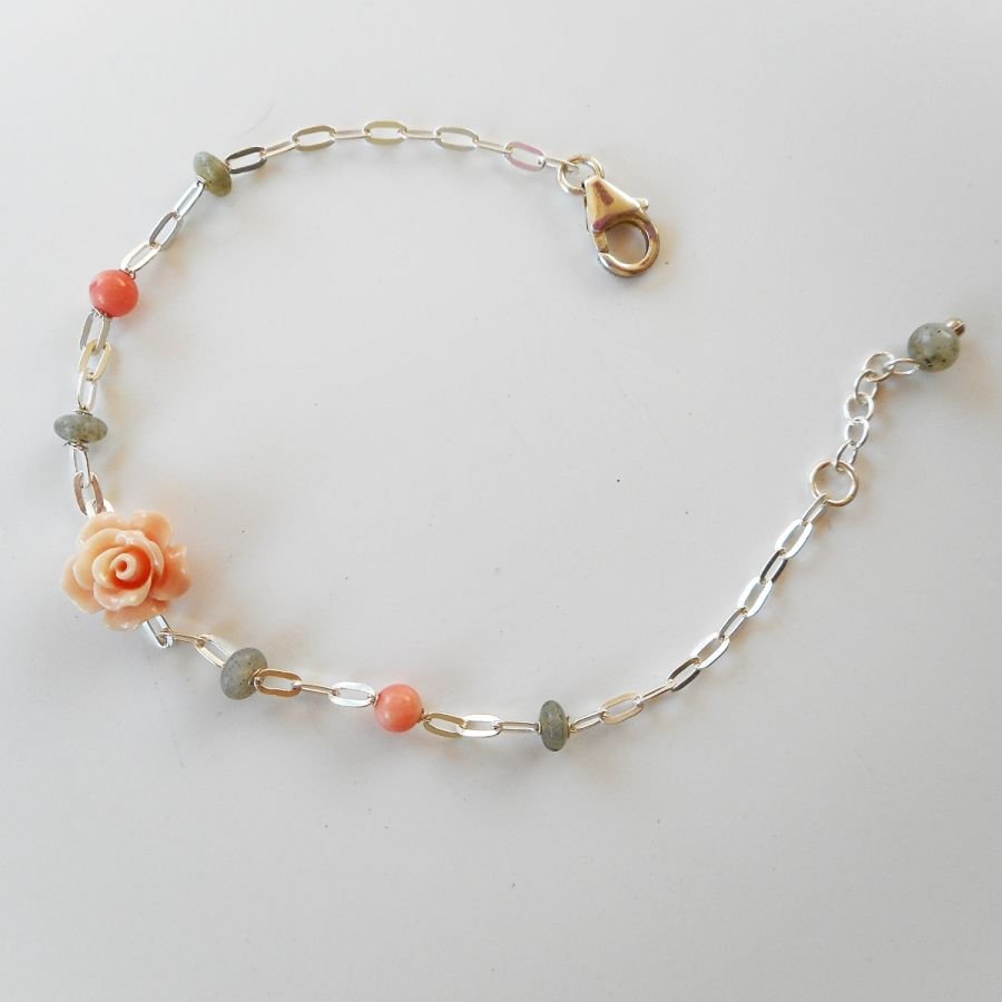 Labradoriet en koraalsteen armband met roos aan 925 zilveren ketting