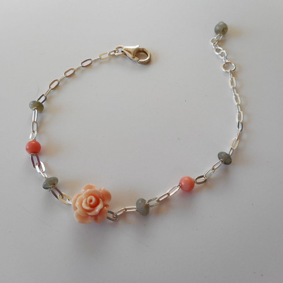Labradoriet en koraalsteen armband met roos aan 925 zilveren ketting