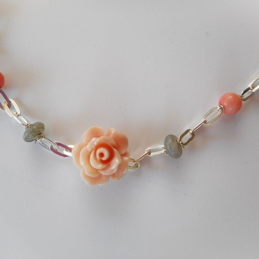 Labradoriet en koraalsteen armband met roos aan 925 zilveren ketting