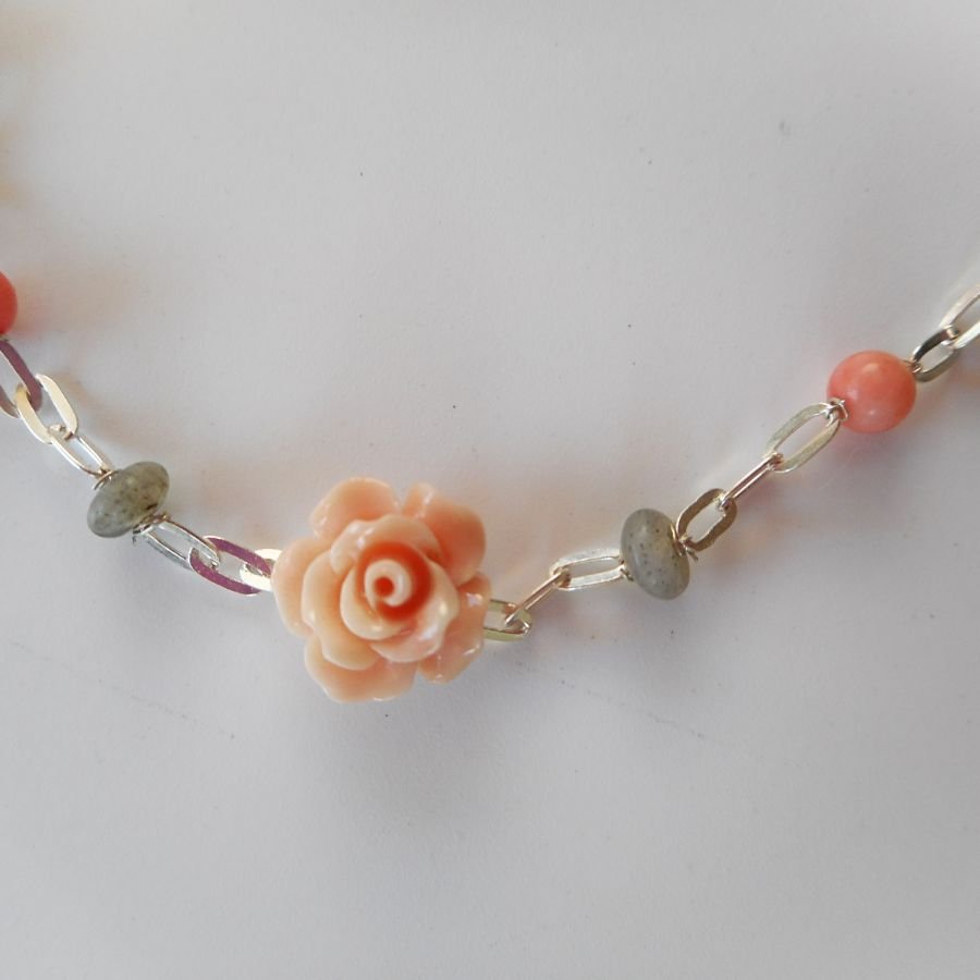 Labradoriet en koraalsteen armband met roos aan 925 zilveren ketting