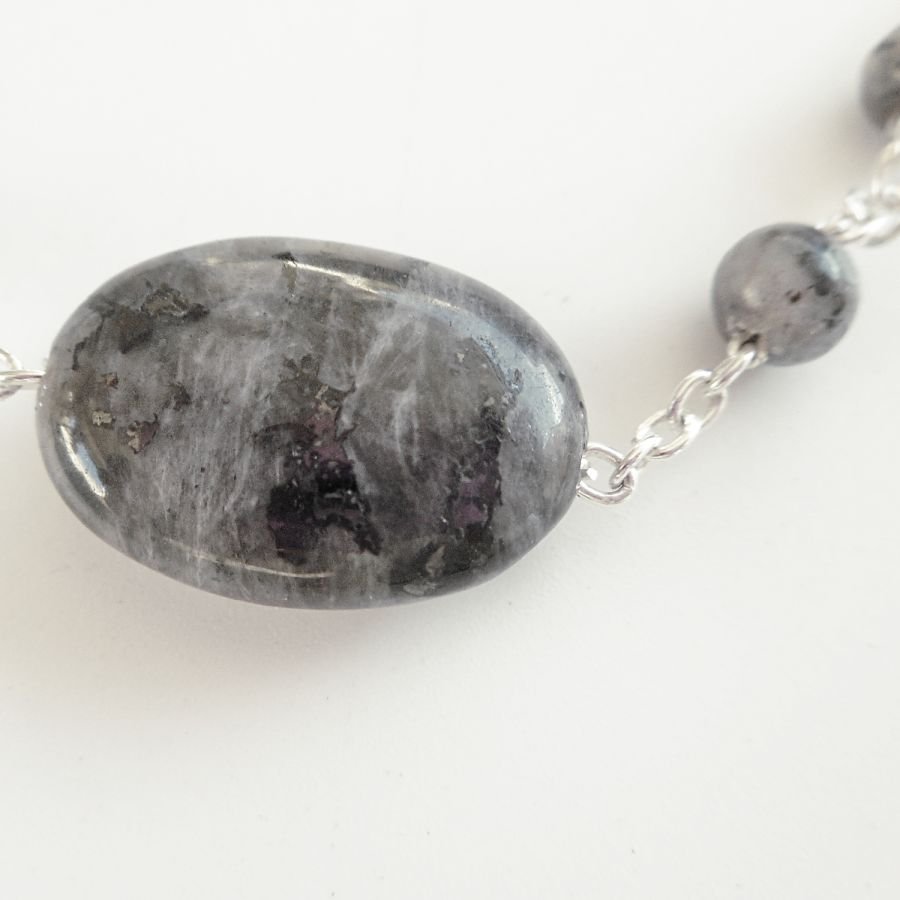 Grijze labradoriet stenen armband aan 925 zilveren ketting