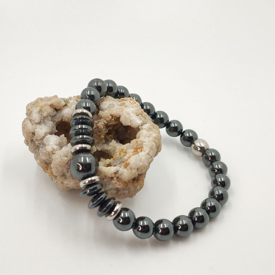 Antraciet grijze heren armband van hematietsteen en roestvrij staal.