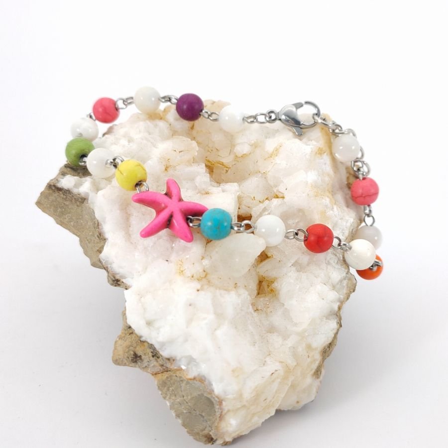 Veelkleurige stenen armband met roze zeesterren