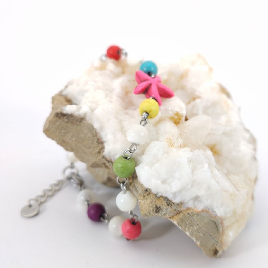 Veelkleurige stenen armband met roze zeesterren