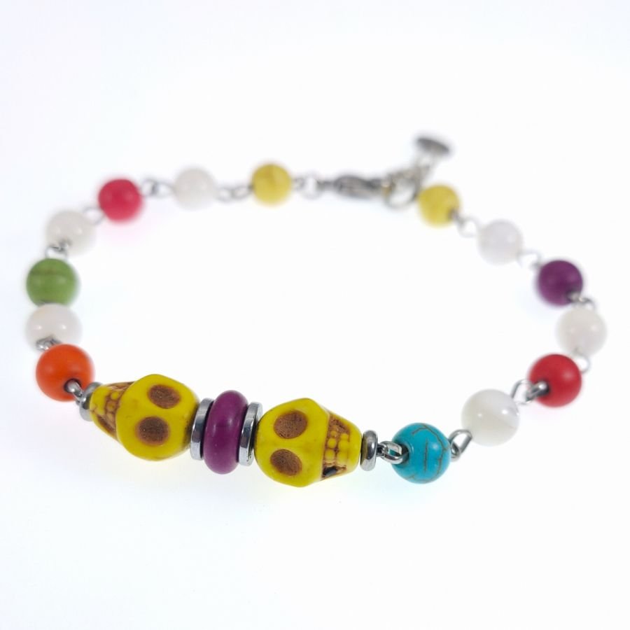 Veelkleurige stenen armband met gele schedel