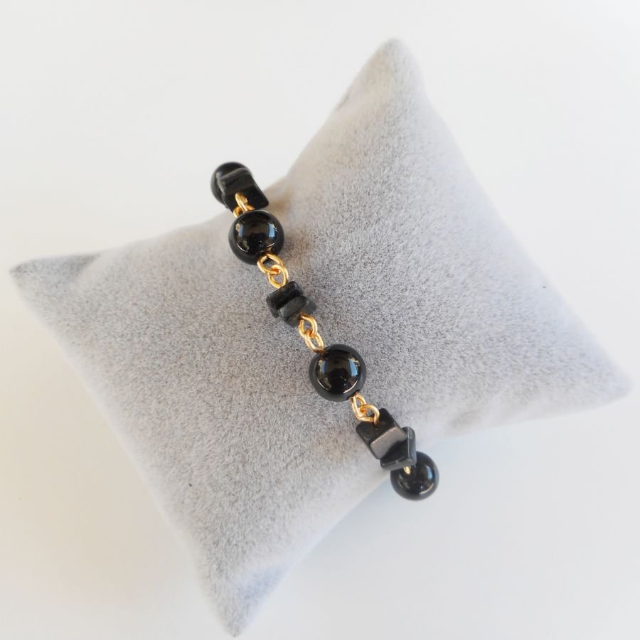 Onyx steen en vergulde stalen armband