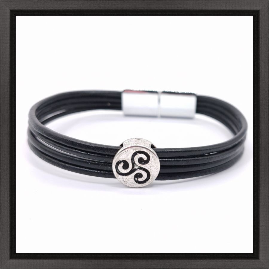 Tricelarmband op meerstrengsleer 