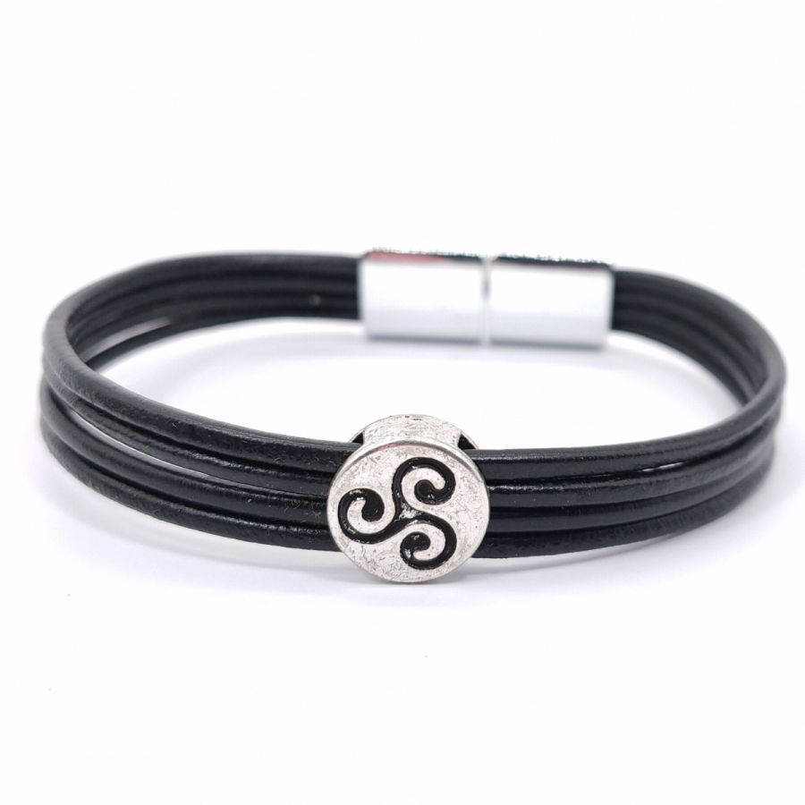 Tricelarmband op meerstrengsleer 
