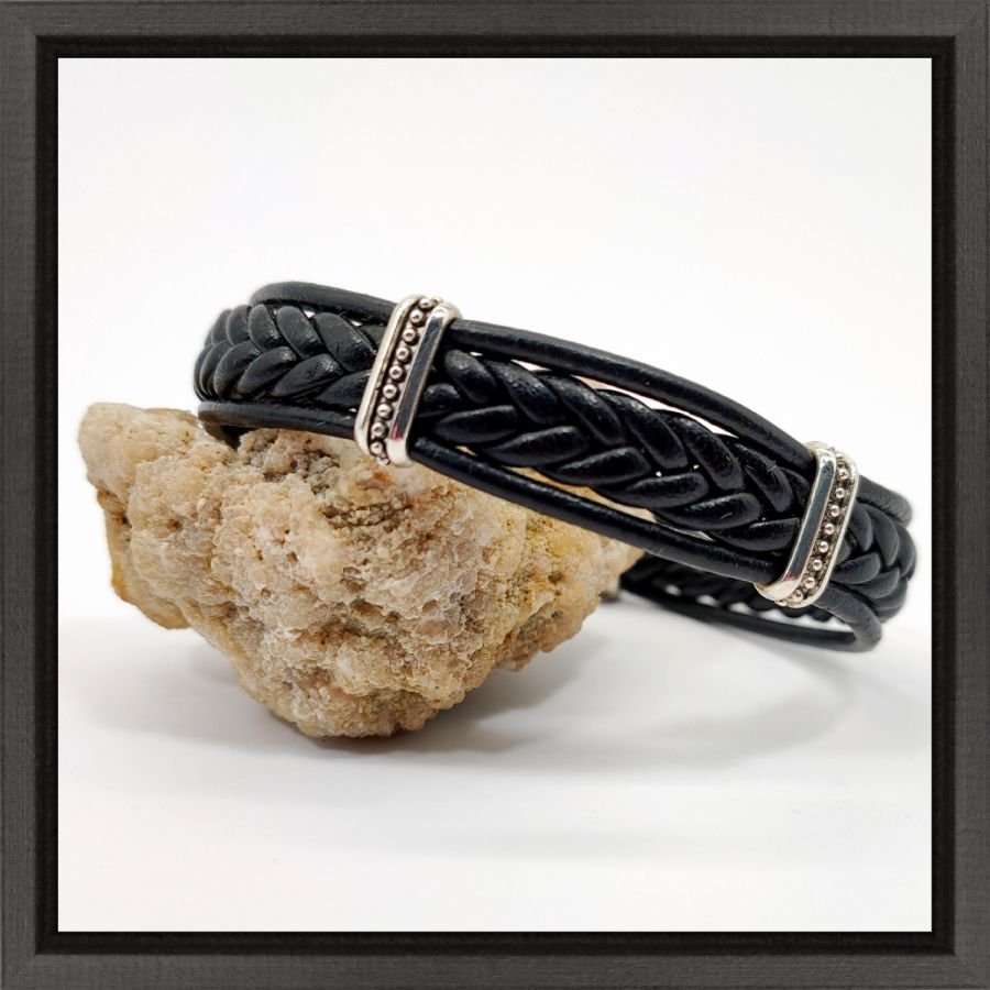 Armband op zwart lederen koord