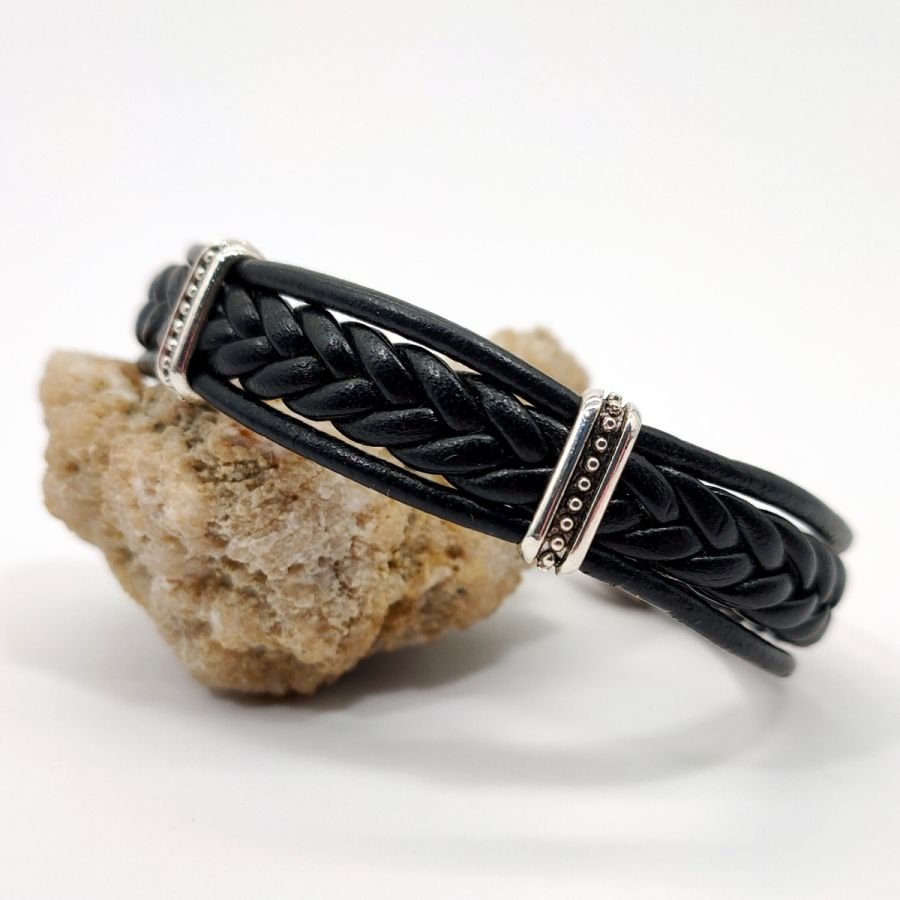 Armband op zwart lederen koord