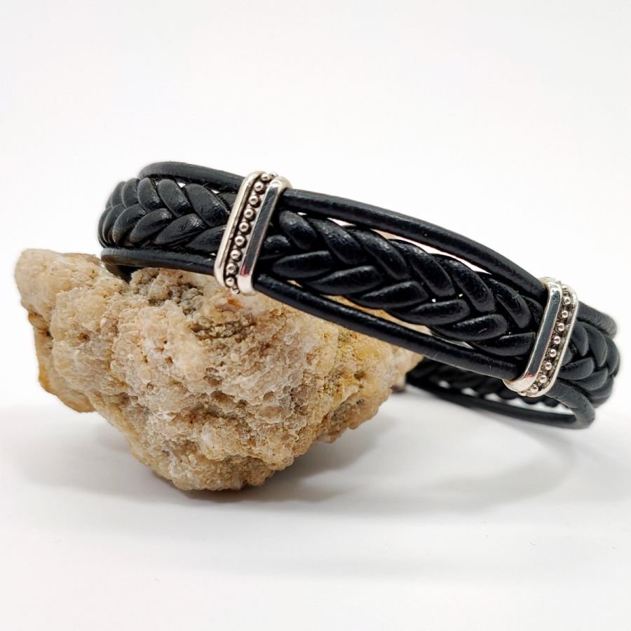 Armband op zwart lederen koord