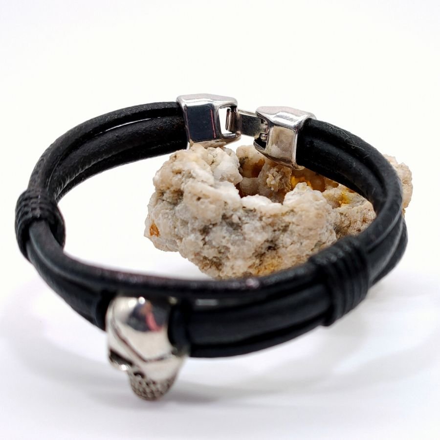 Schedel en gekruiste botten armband op zwart lederen koorden