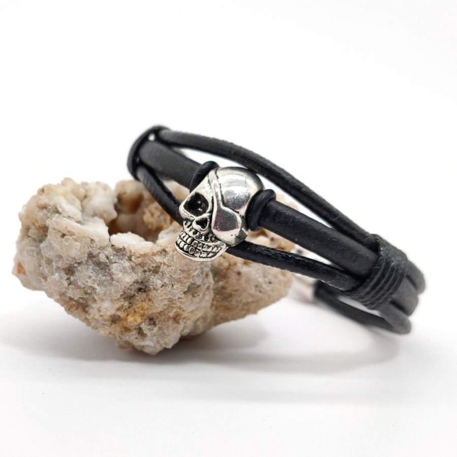 Schedel en gekruiste botten armband op zwart lederen koorden