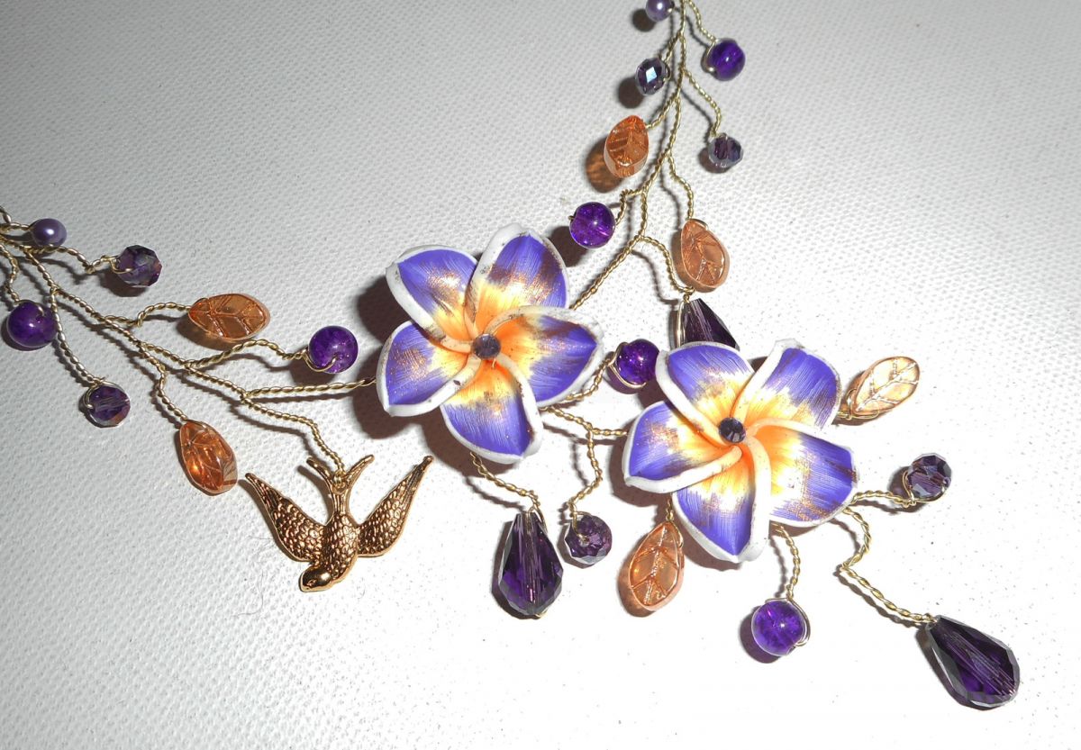 Luchtige ketting met hibiscusbloemen en paarse kristalkralen