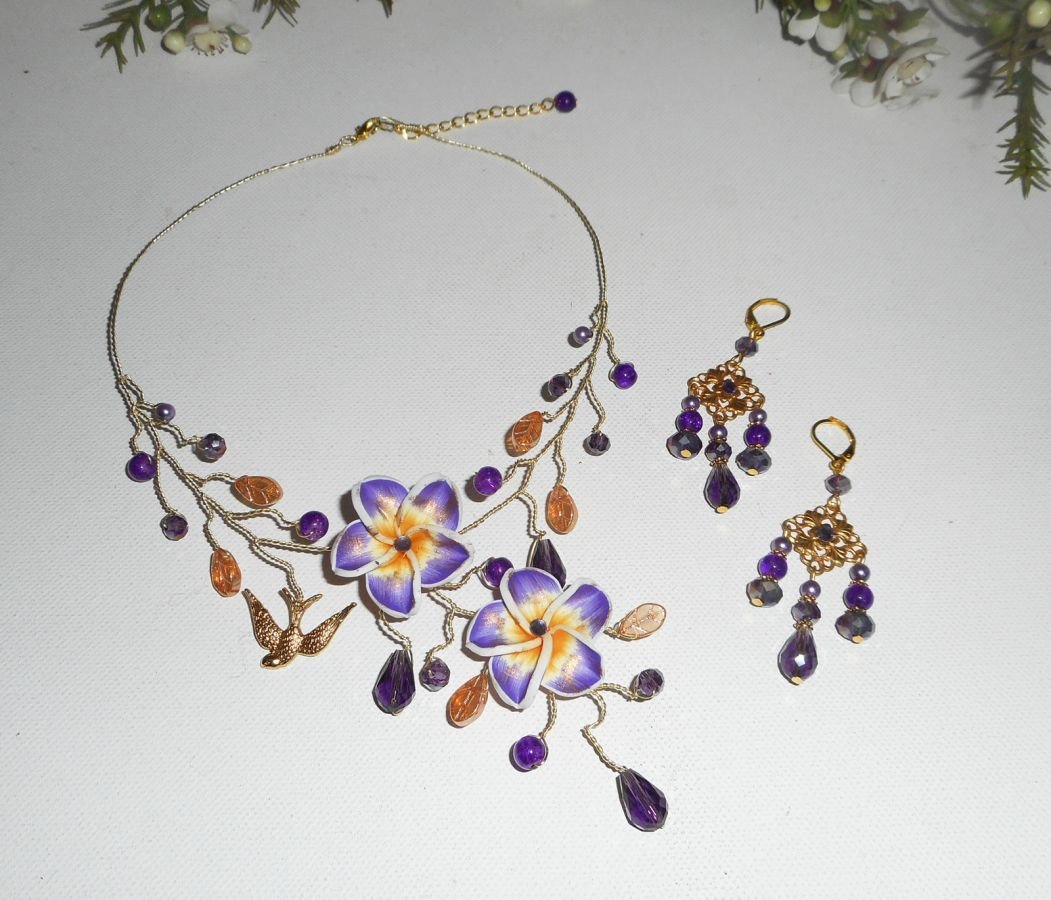 Luchtige ketting met hibiscusbloemen en paarse kristalkralen