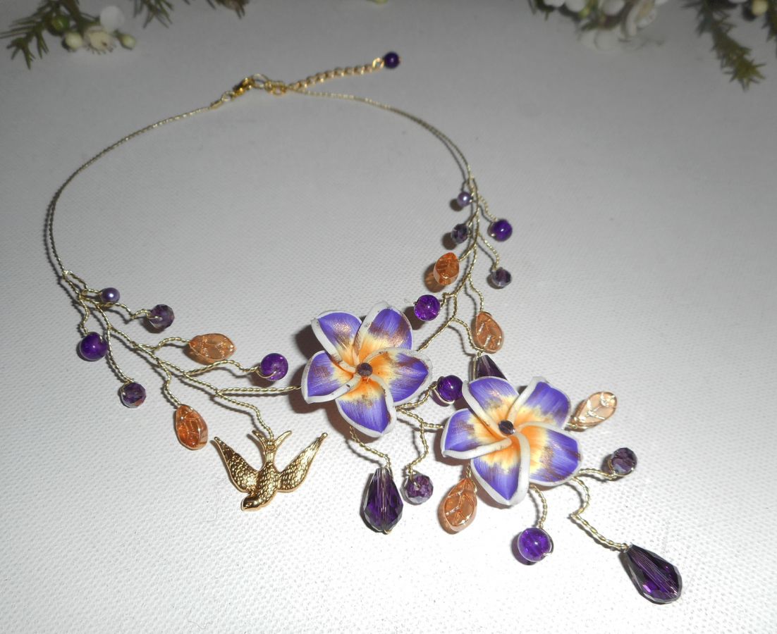 Luchtige ketting met hibiscusbloemen en paarse kristalkralen