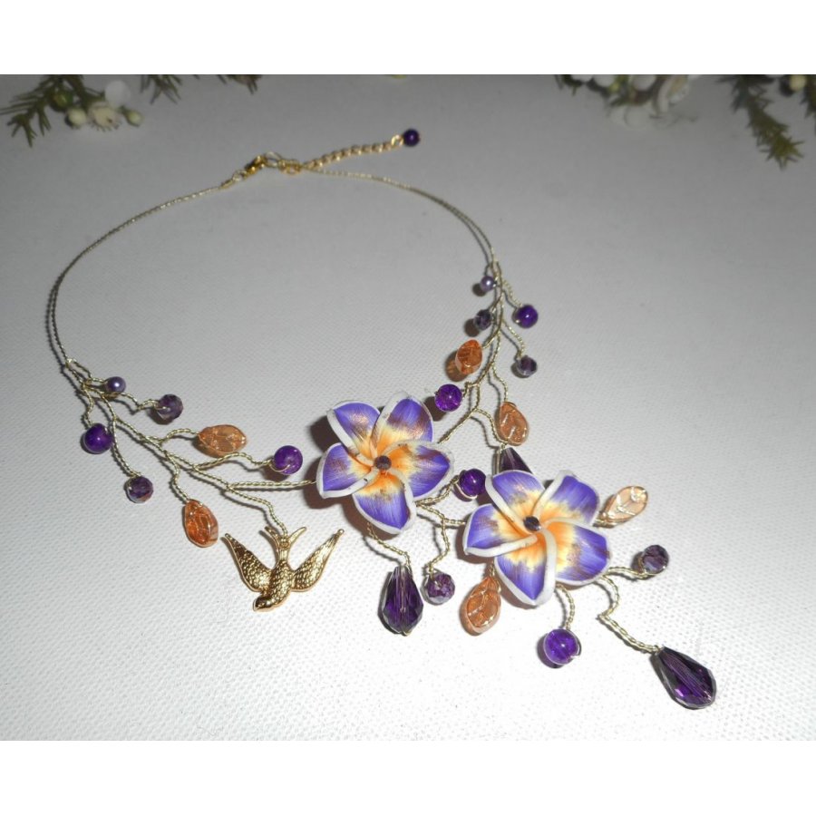 Luchtige ketting met hibiscusbloemen en paarse kristalkralen