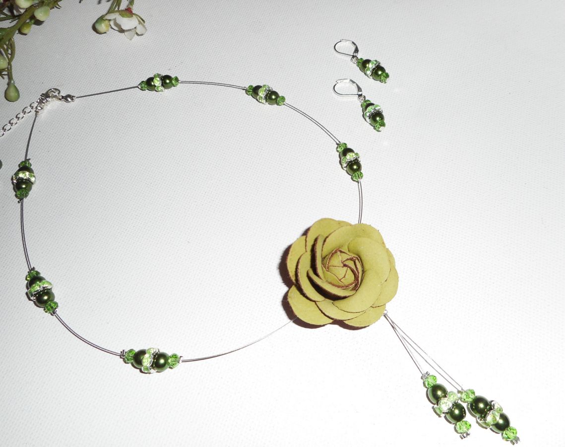 Ketting bezet met groene parelglasparels en kristalkabel met leren roosje