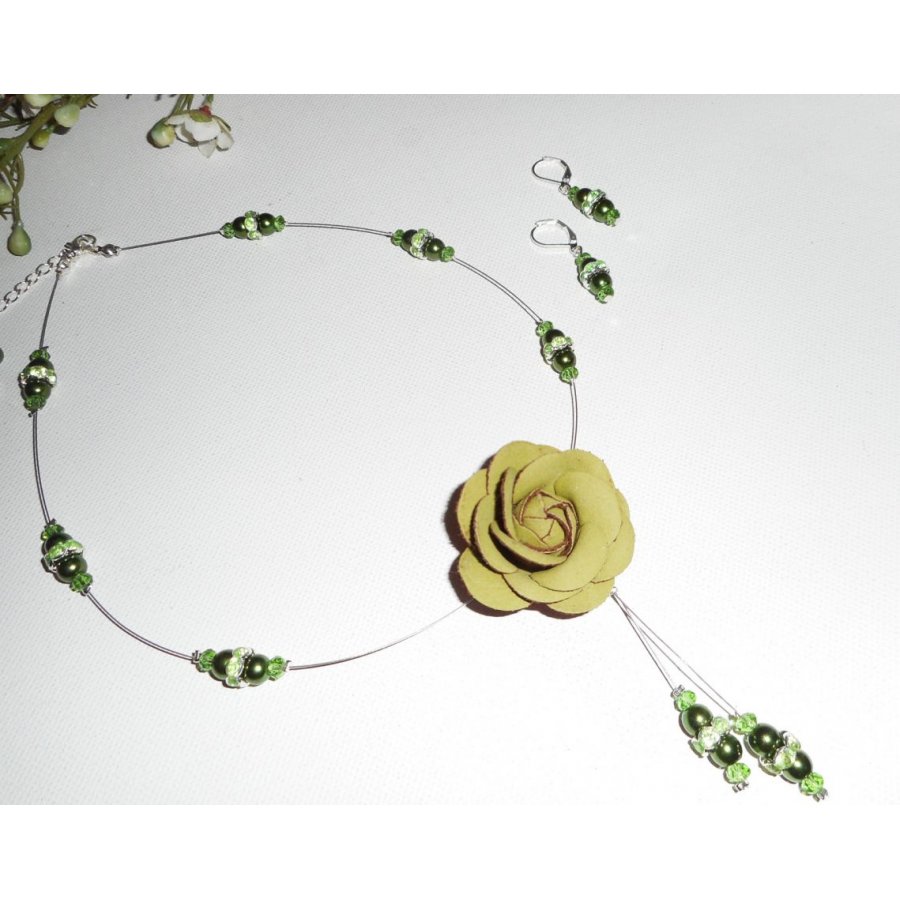Ketting bezet met groene parelglasparels en kristalkabel met leren roosje