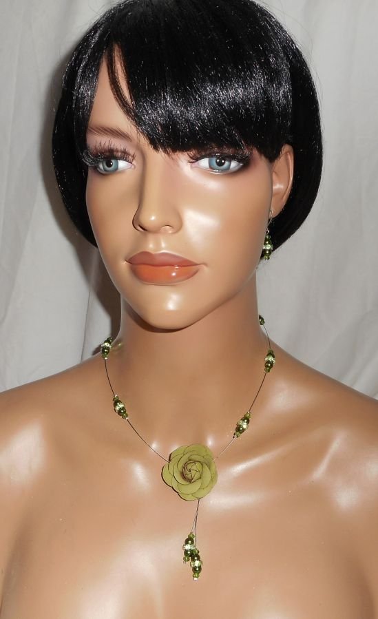 Ketting bezet met groene parelglasparels en kristalkabel met leren roosje