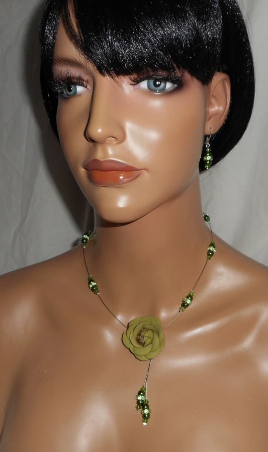 Ketting bezet met groene parelglasparels en kristalkabel met leren roosje