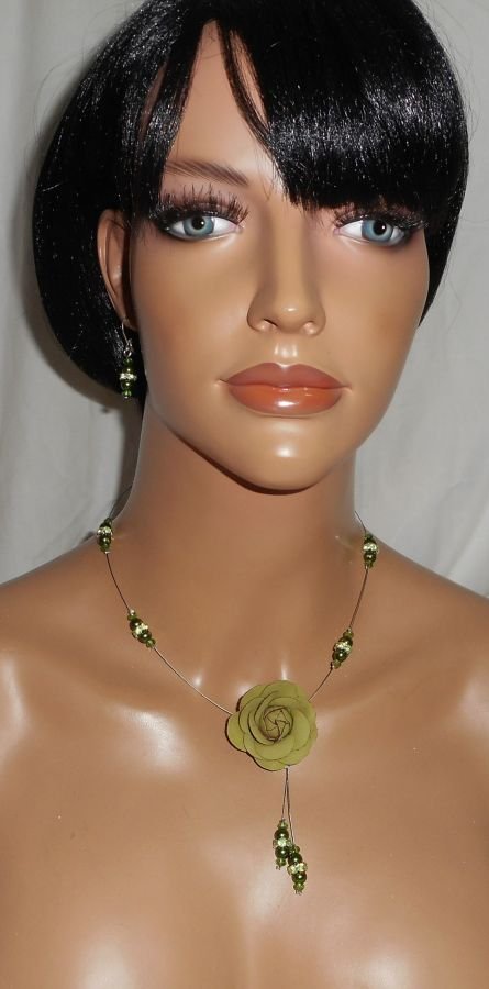 Ketting bezet met groene parelglasparels en kristalkabel met leren roosje