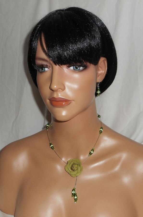 Ketting bezet met groene parelglasparels en kristalkabel met leren roosje