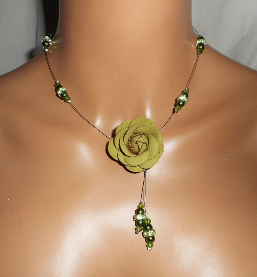 Ketting bezet met groene parelglasparels en kristalkabel met leren roosje