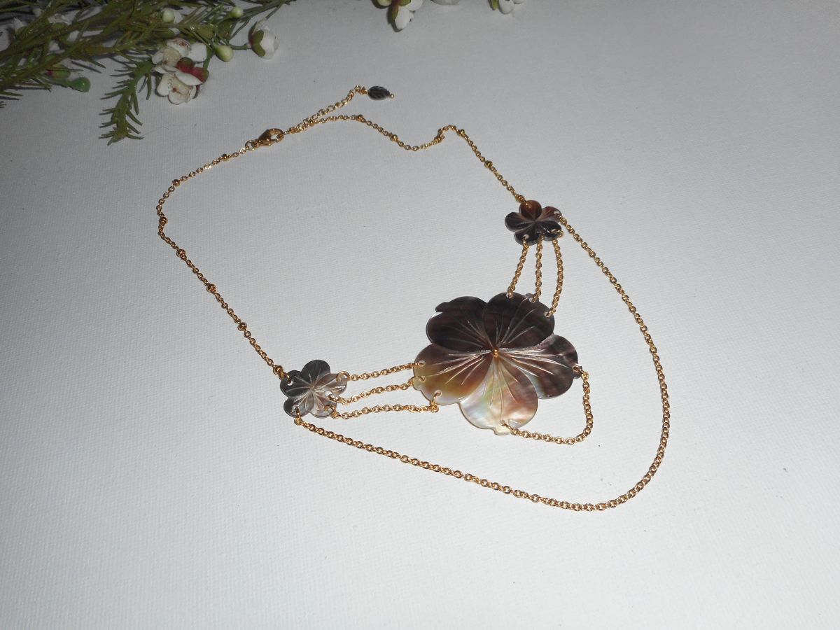 Parelmoer bloemenketting met gouden ketting
