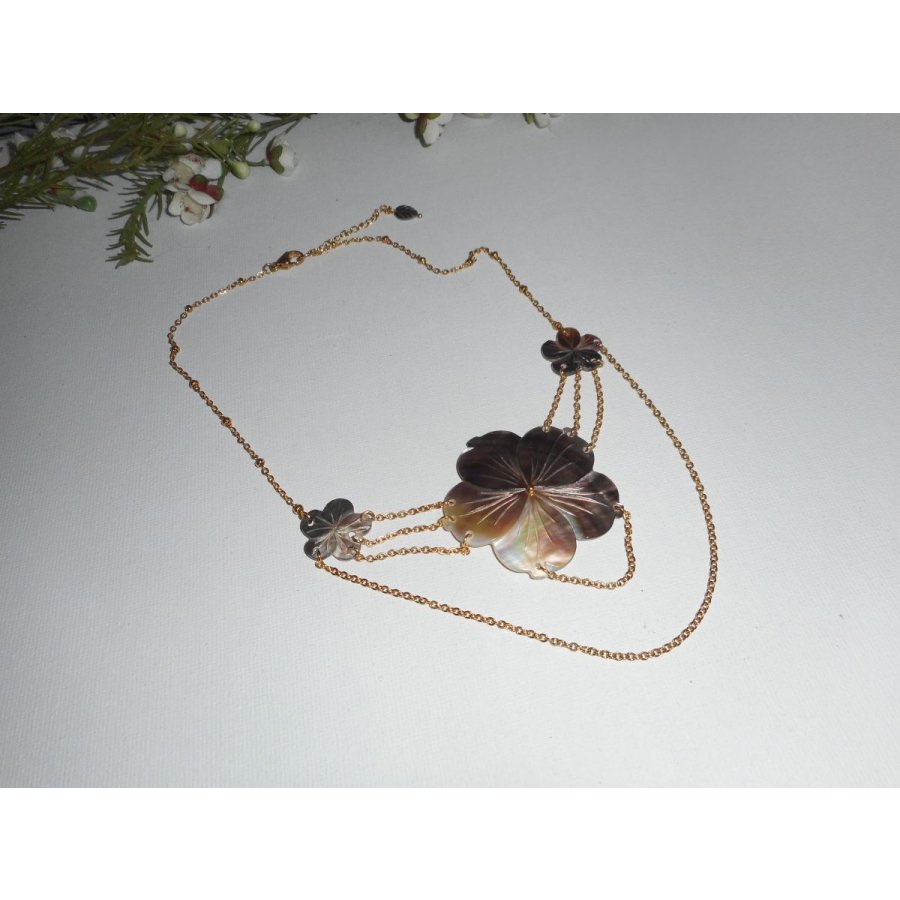 Parelmoer bloemenketting met gouden ketting