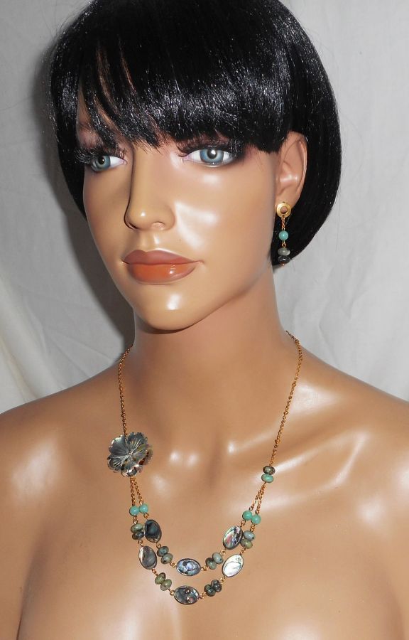 Ketting bezet met groene jaspis stenen met bloemen en dubbele rij abalone pucks