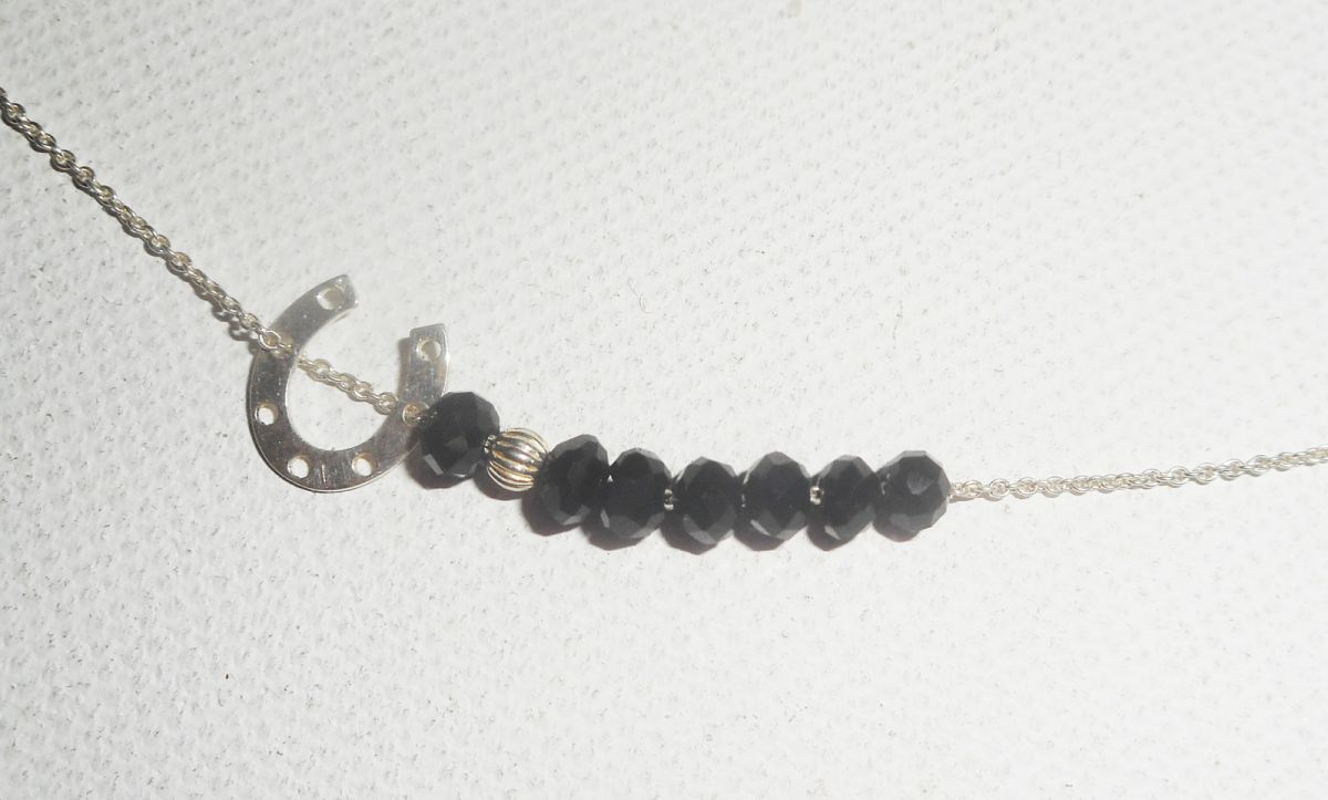 925 zilveren choker ketting met klein hoefijzer en zwarte kristallen kralen