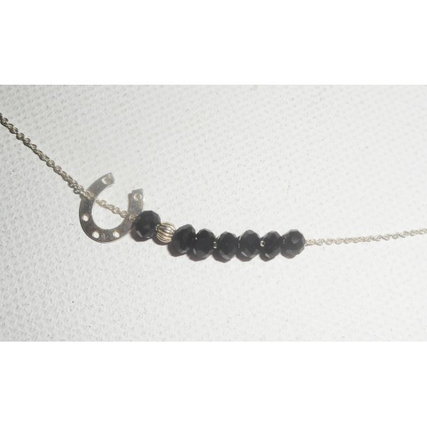 925 zilveren choker ketting met klein hoefijzer en zwarte kristallen kralen