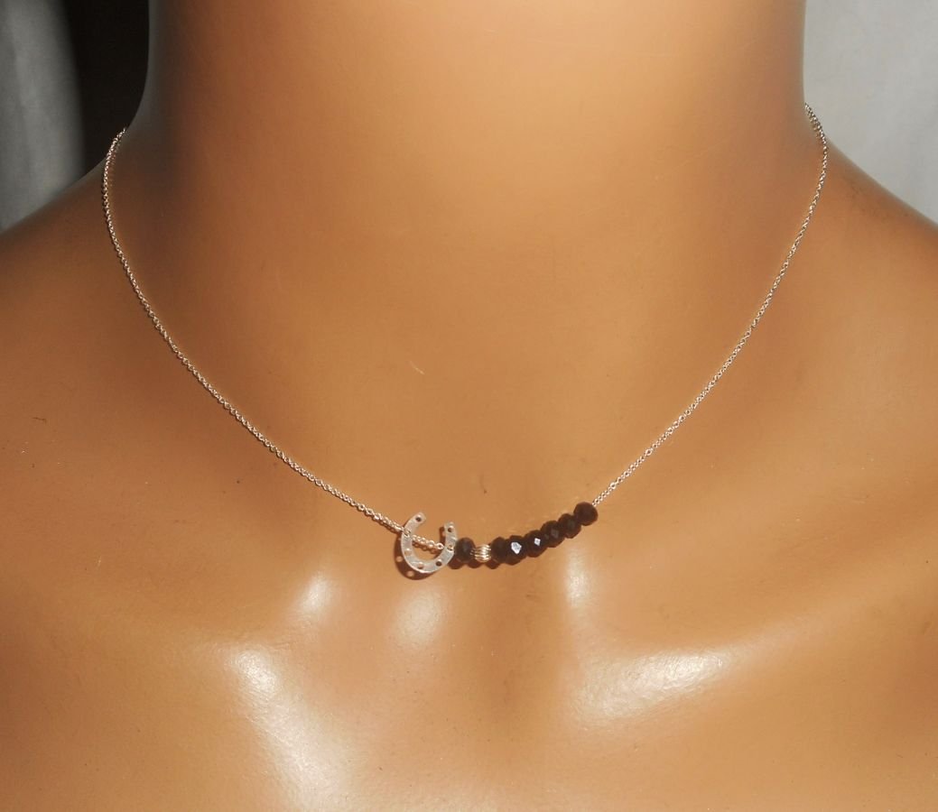 925 zilveren choker ketting met klein hoefijzer en zwarte kristallen kralen