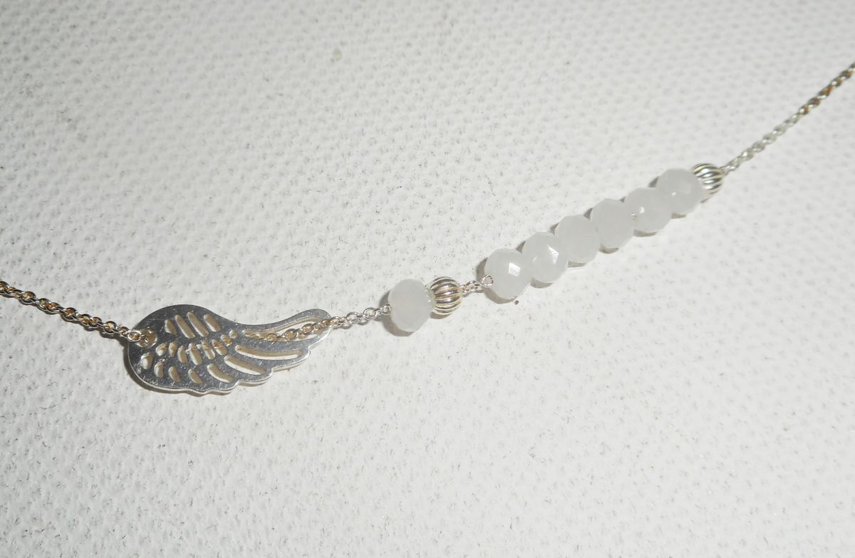 925 zilveren choker ketting met kleine vleugel en witte kristallen kralen