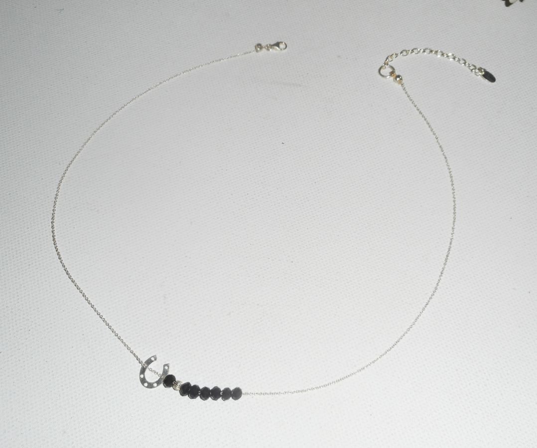 925 zilveren choker ketting met klein hoefijzer en zwarte kristallen kralen