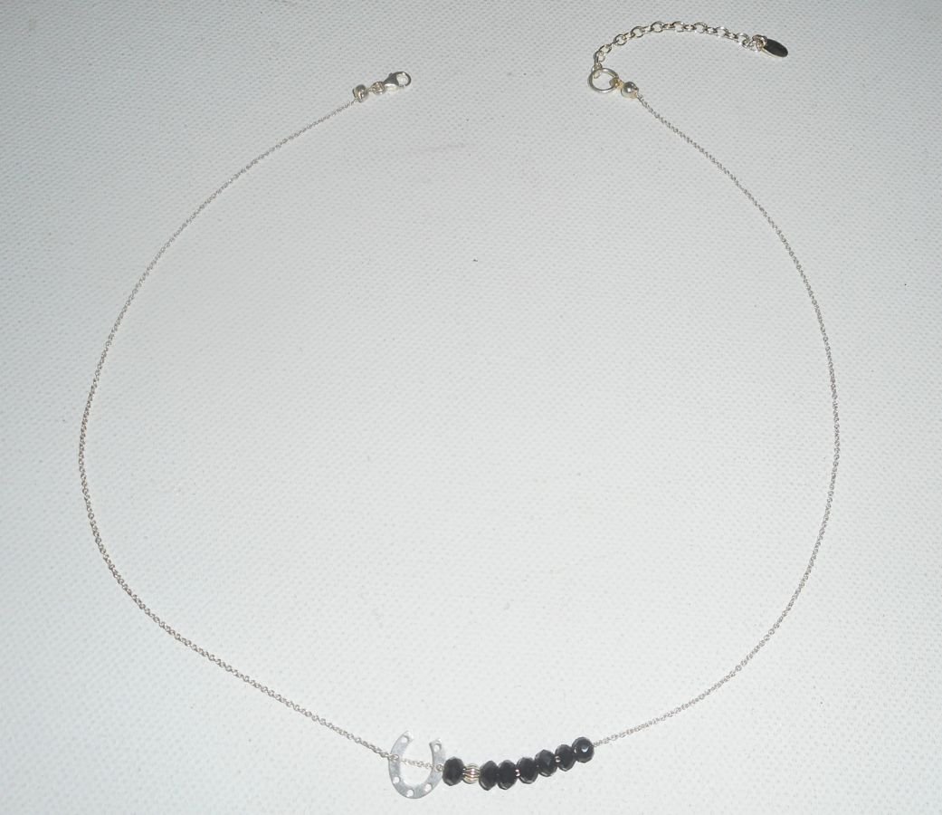 925 zilveren choker ketting met klein hoefijzer en zwarte kristallen kralen