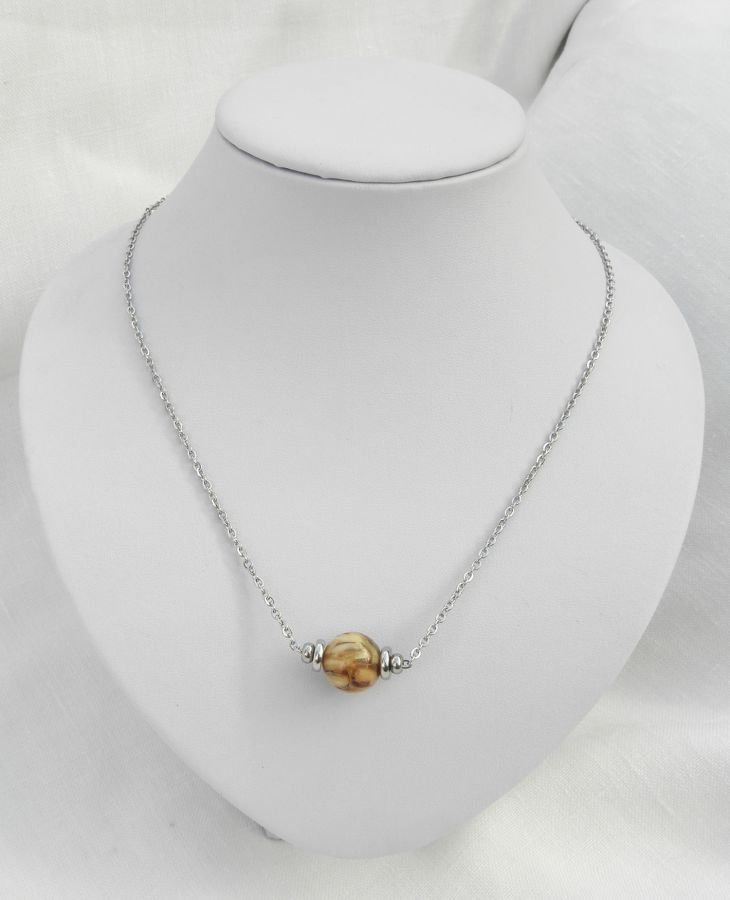 Solitaire ketting met bruine parelmoer en roestvrij stalen kralen