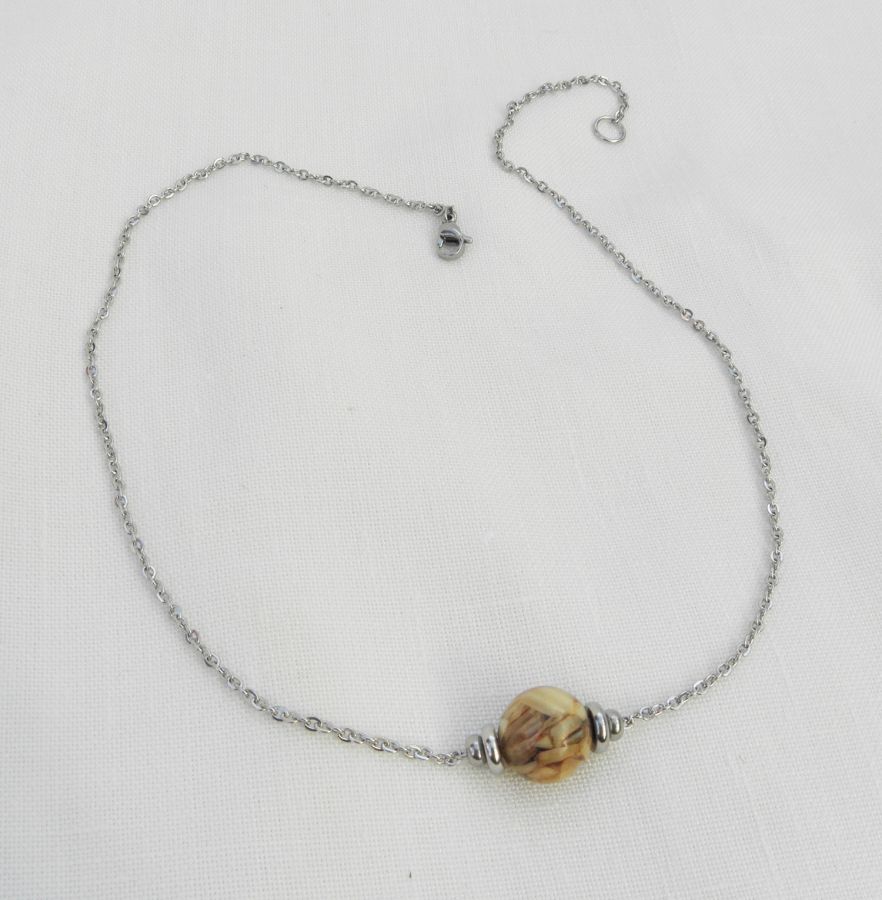 Solitaire ketting met bruine parelmoer en roestvrij stalen kralen
