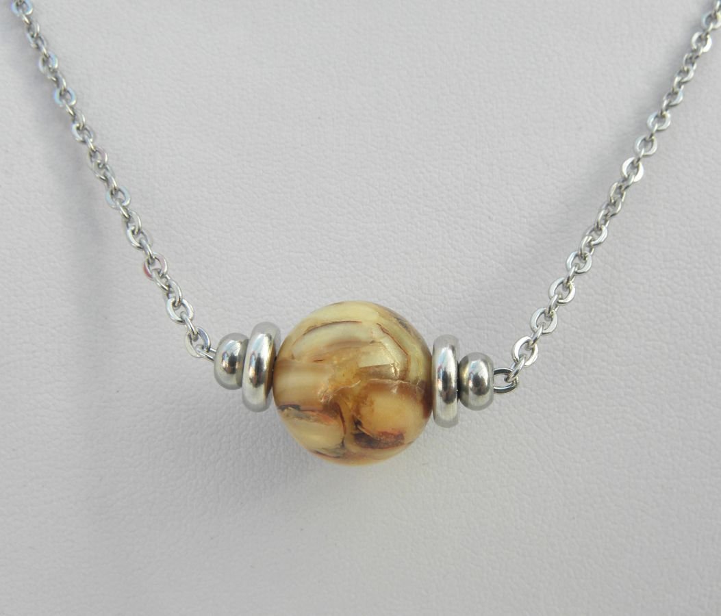 Solitaire ketting met bruine parelmoer en roestvrij stalen kralen