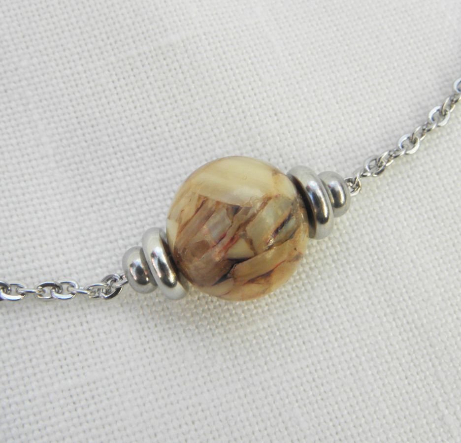Solitaire ketting met bruine parelmoer en roestvrij stalen kralen