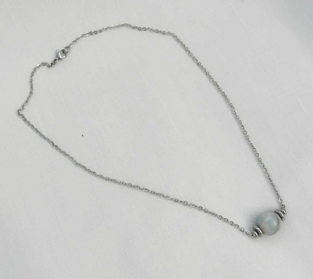 Solitaire ketting met groene agaatsteen en roestvrijstalen kralen