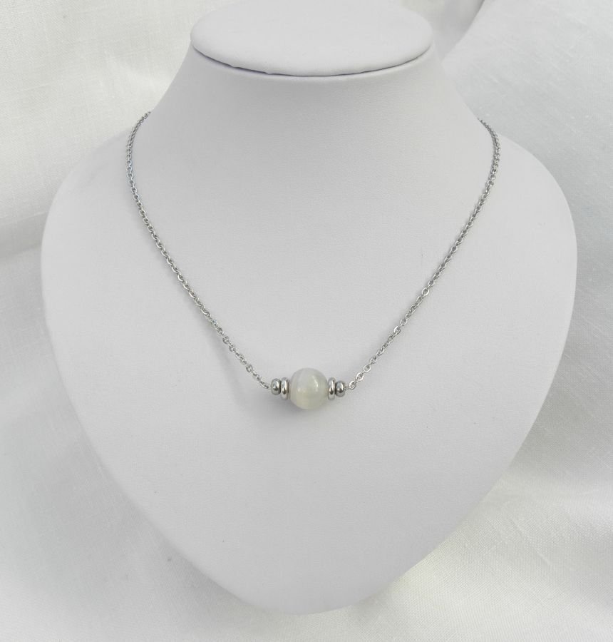 Solitaire ketting met grijze agaatsteen en roestvrijstalen kralen