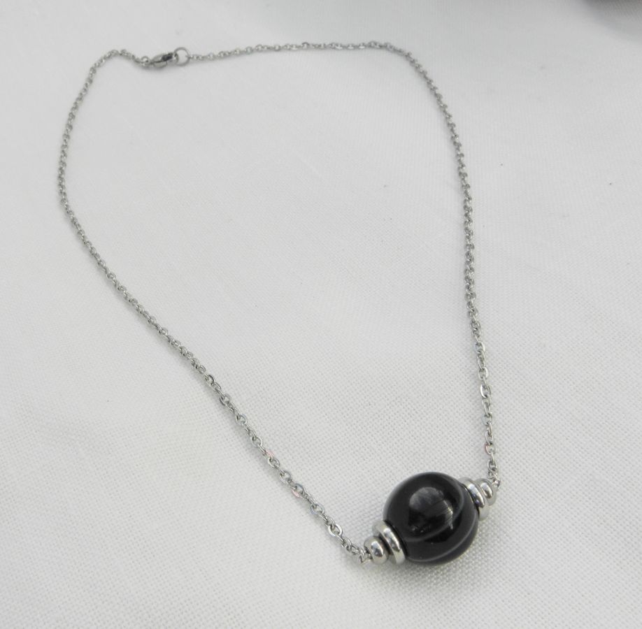 Solitaire ketting met gemarmerde zwarte agaatsteen en roestvrijstalen kralen