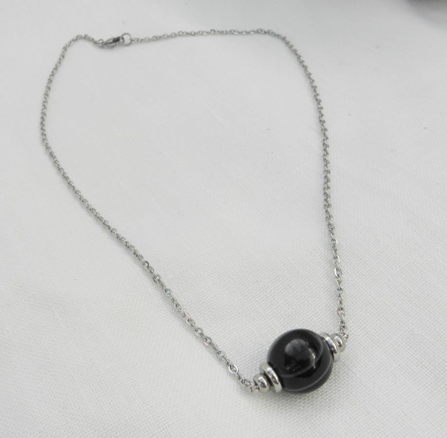 Solitaire ketting met gemarmerde zwarte agaatsteen en roestvrijstalen kralen
