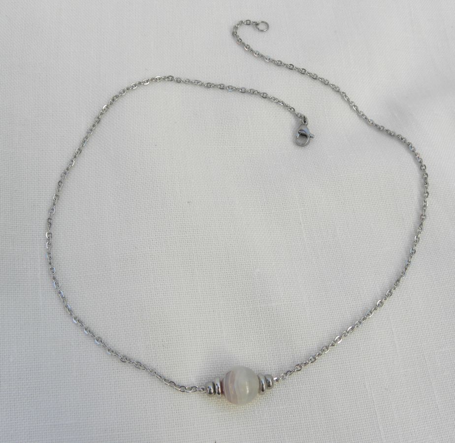 Solitaire ketting met grijze agaatsteen en roestvrijstalen kralen
