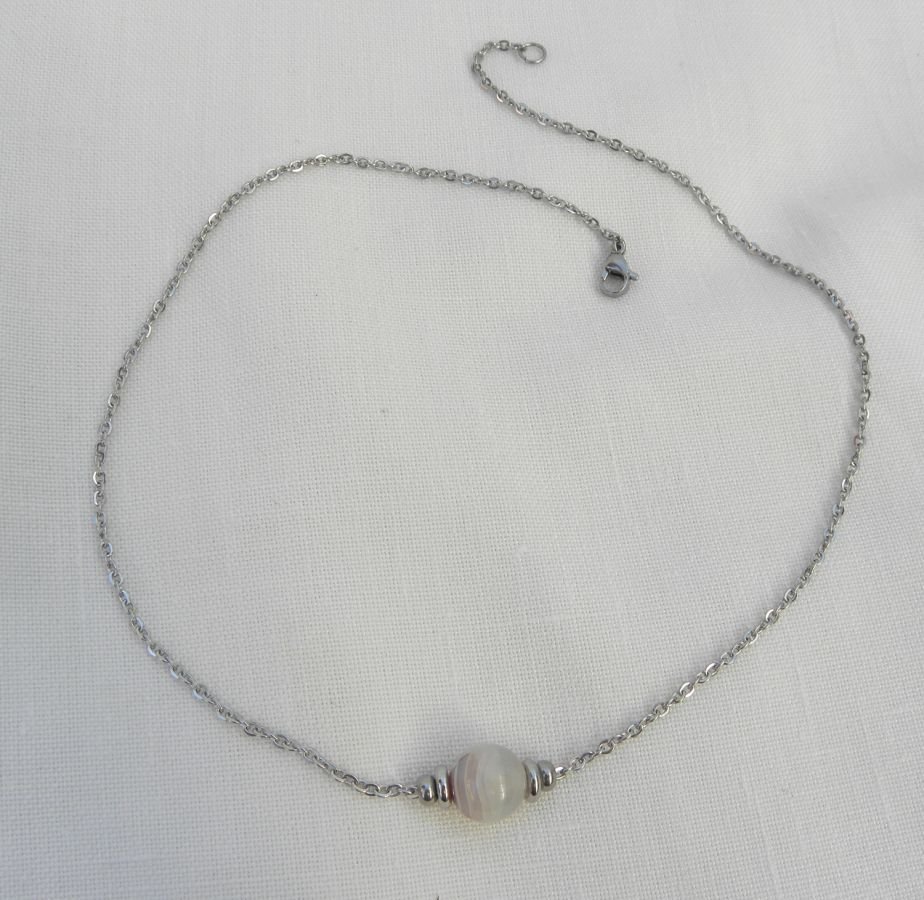 Solitaire ketting met grijze agaatsteen en roestvrijstalen kralen